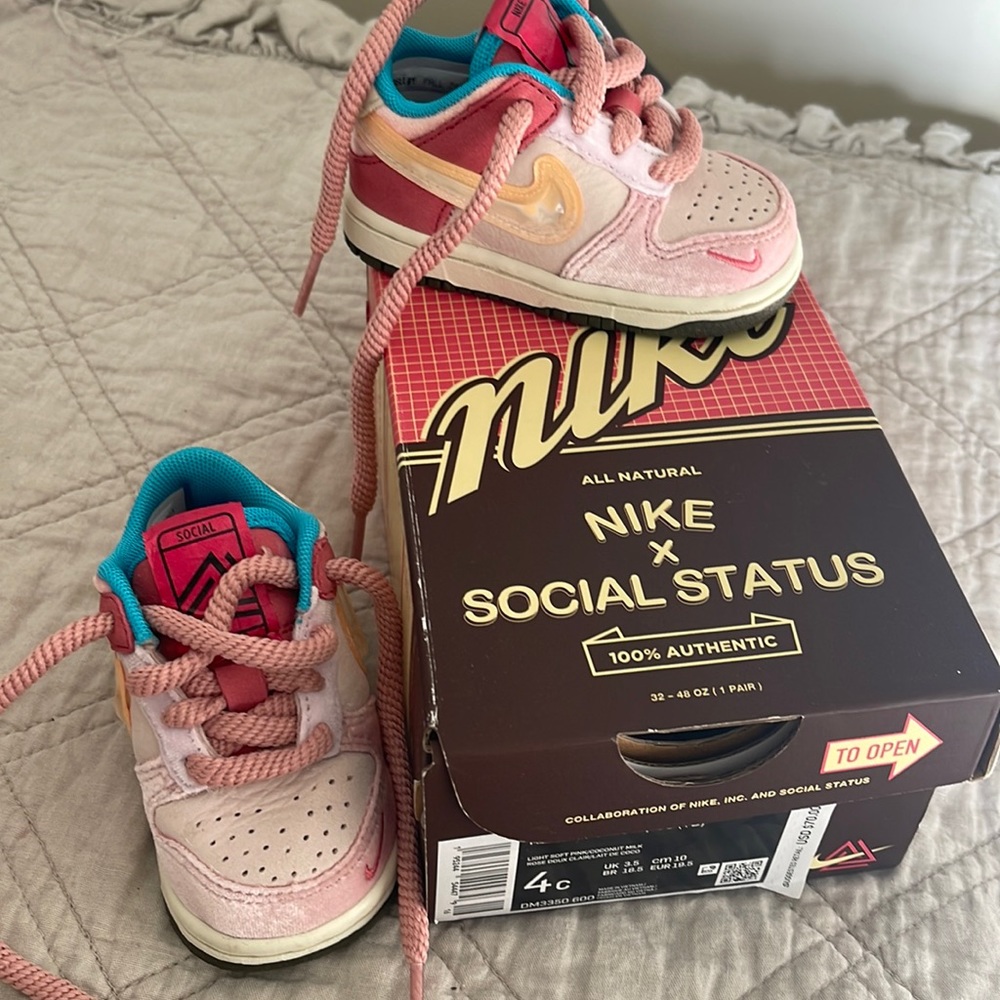 Nike social status strawberry lows